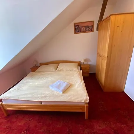 Konukevi U Kostela 3*